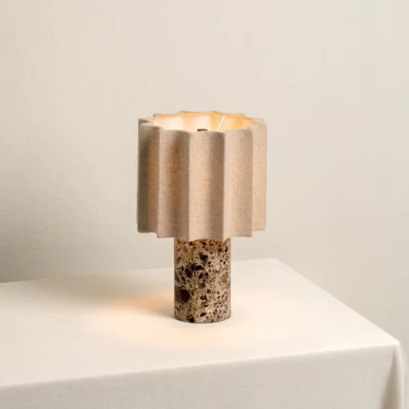 La lampe allumée diffusant une lumière chaude