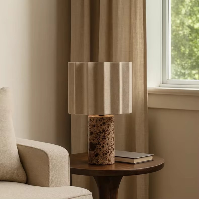 Lampe terrazzo à abat-jour cannelé sur un guéridon, près d'une fenêtre